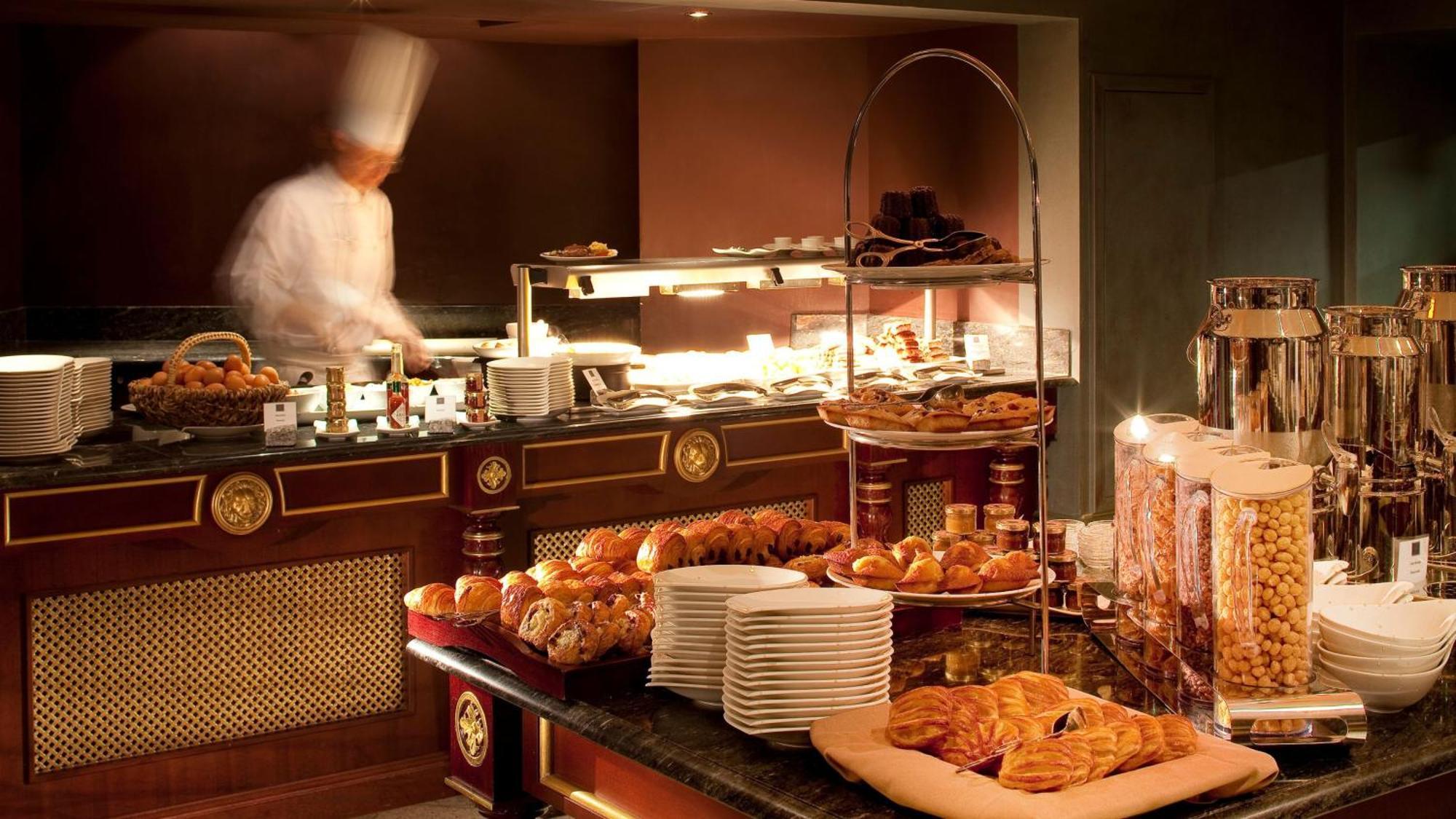 อินเตอร์คอนติเนนตัล บอร์โด เลอ กร็อง โฮเต็ล Hotel ภายนอก รูปภาพ A buffet at a hotel