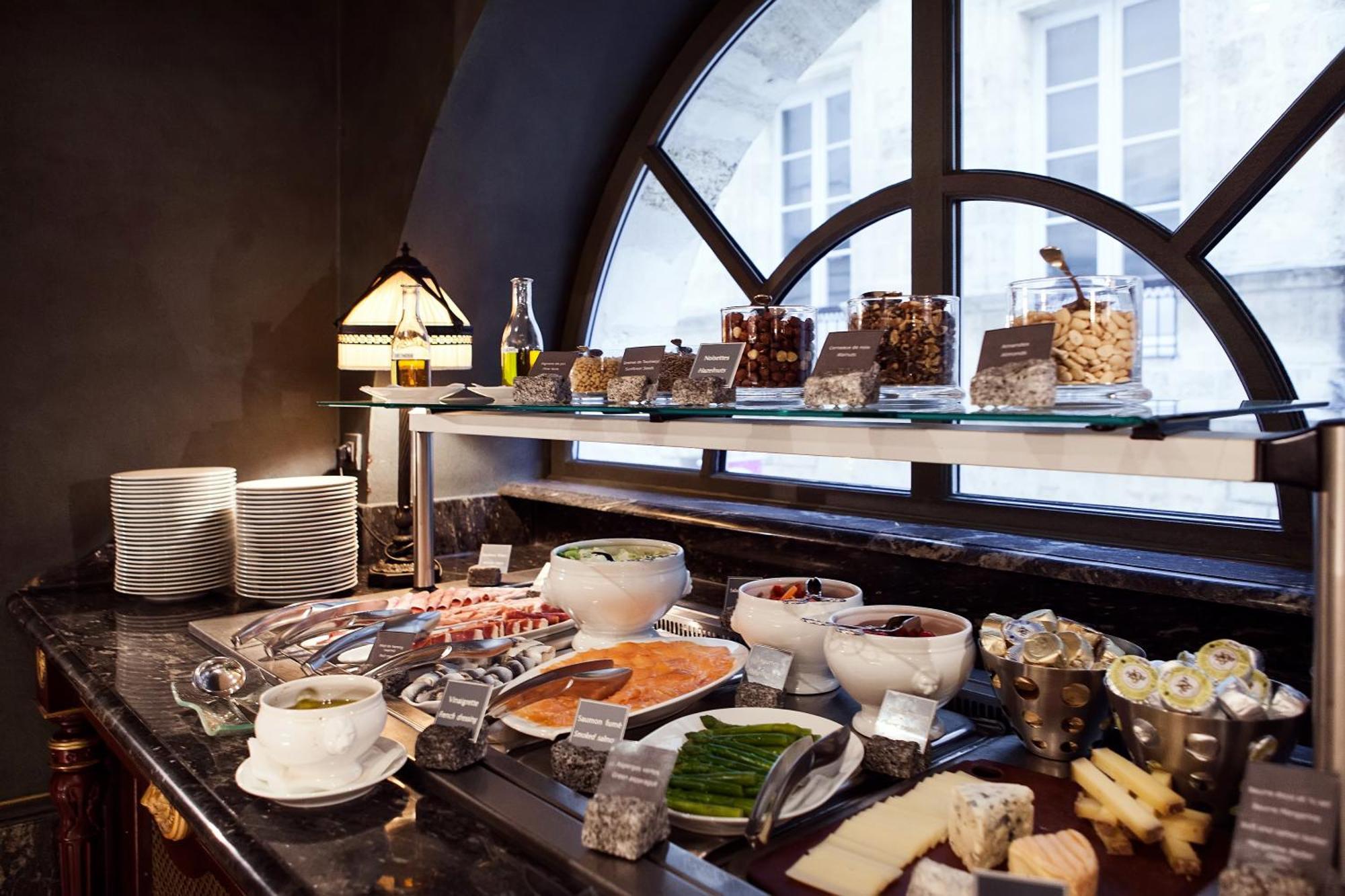อินเตอร์คอนติเนนตัล บอร์โด เลอ กร็อง โฮเต็ล Hotel ภายนอก รูปภาพ A breakfast buffet at a hotel